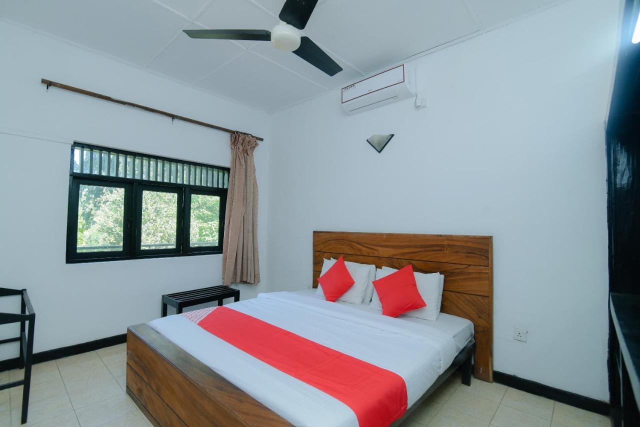 Oyo 479 Water Front Hotel Kandy Exterior foto