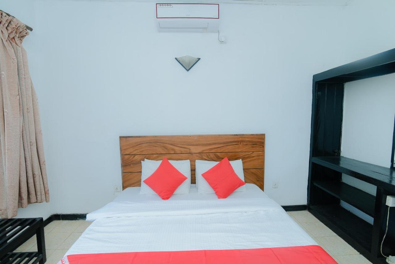 Oyo 479 Water Front Hotel Kandy Exterior foto